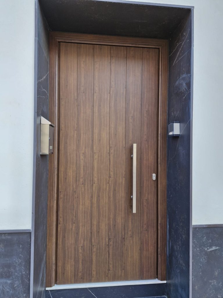 Puerta de Entrada de Aluminio Imitando Madera en Utrera