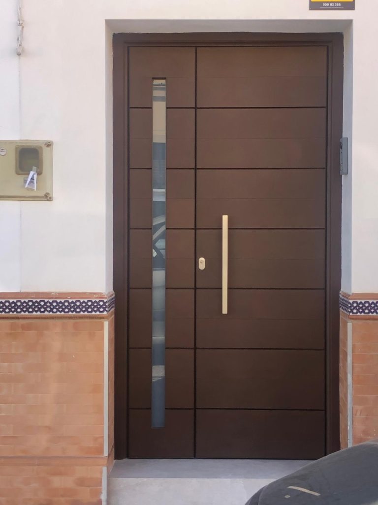 Puerta de Seguridad Moderna con Acabado Wengué en Carmona