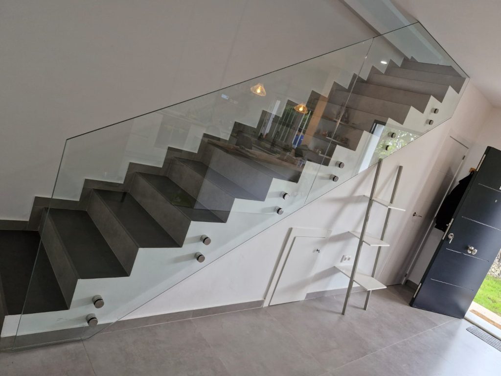 Barandilla de Cristal para Escalera Moderna en Osuna